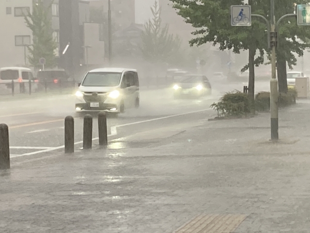 大雨の中を走る車