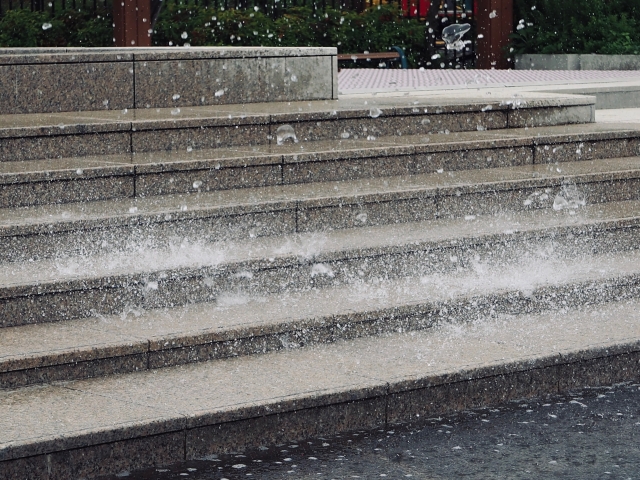 階段に打ち付ける雨